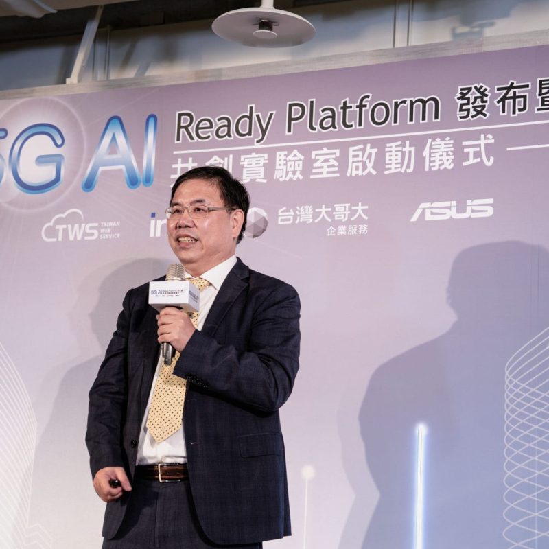 華碩電腦協理暨台智雲技術長陳忠誠在華碩 AI 雲創園區介紹「5G AI Ready Platform 暨共創實驗室」
